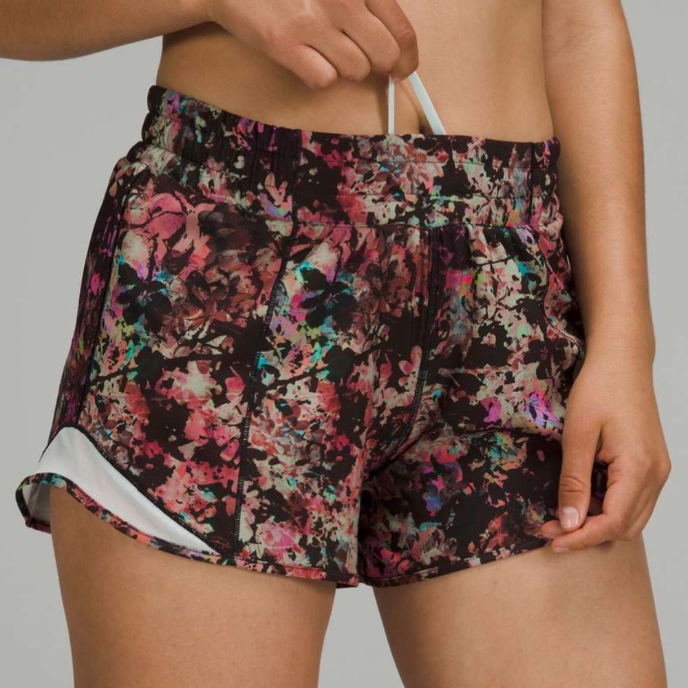 Lululemon‎ Hotty Hot Shorts 4" Stencil Blossom Red Multi / Sheer Blue